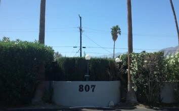 807 E Cottonwood Rd in Palm Springs, CA - Foto de edificio - Building Photo