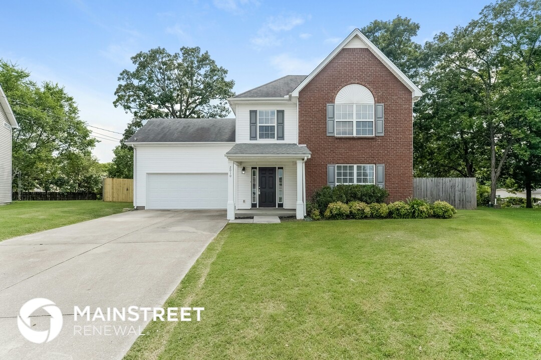 2010 Pearson Ln in La Vergne, TN - Building Photo
