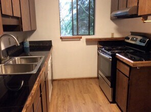 20329 14th Avenue Northeast, Unit Apartment 3 in Shoreline, WA - Foto de edificio - Building Photo