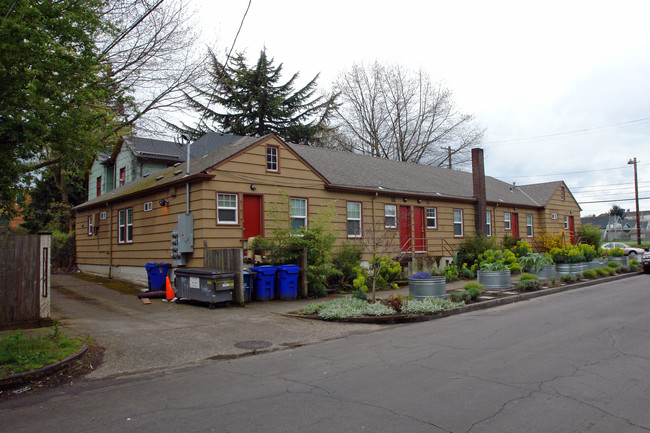 The Sycamore Apartments in Portland, OR - Building Photo - Building Photo