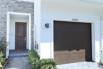 10963 SW 233rd St in Princeton, FL - Building Photo - Building Photo