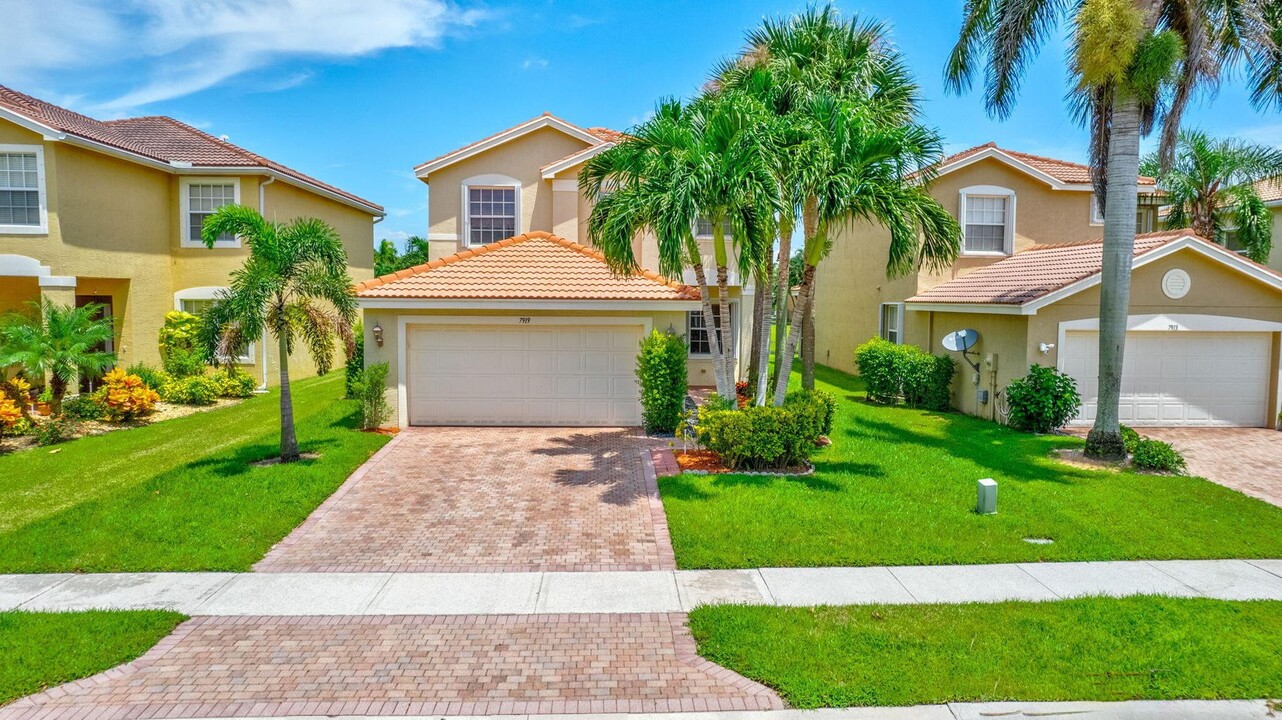 7919 Jewelwood Dr in Boynton Beach, FL - Building Photo