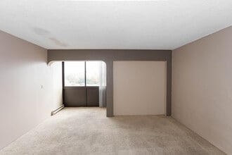 The Triad Apartments in Williamsville, NY - Building Photo - Interior Photo