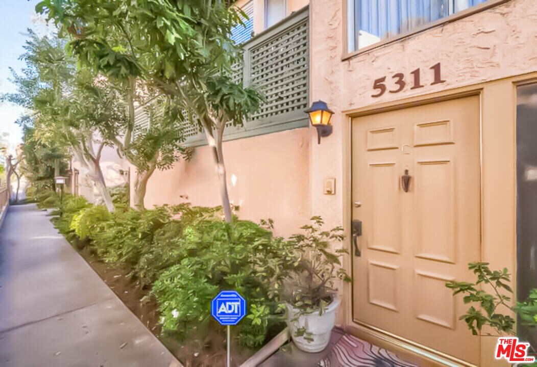 5311 Coldwater Canyon Ave in Los Angeles, CA - Building Photo