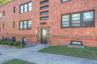 1524 E 17th St, Unit B in Tulsa, OK - Foto de edificio - Building Photo