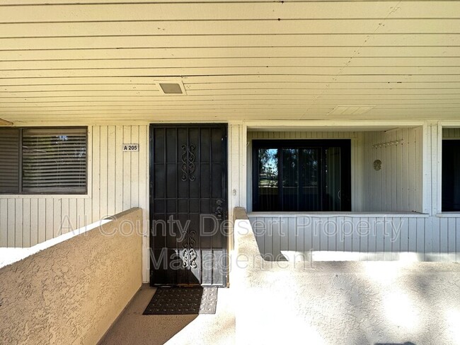 2810 N Arcadia Ct, Unit Unit A205 in Palm Springs, CA - Foto de edificio - Building Photo