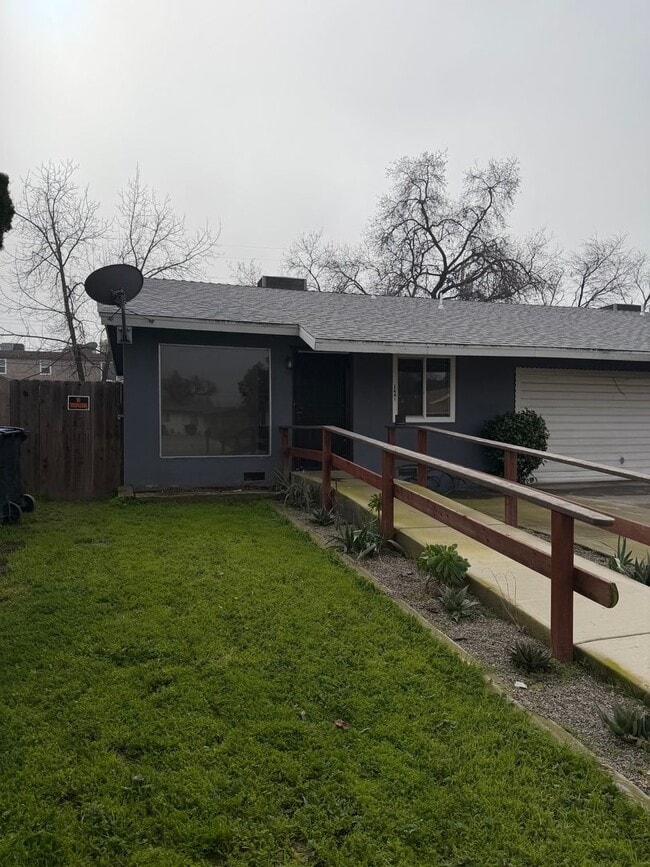 1441 W Vassar Ave in Visalia, CA - Building Photo - Building Photo