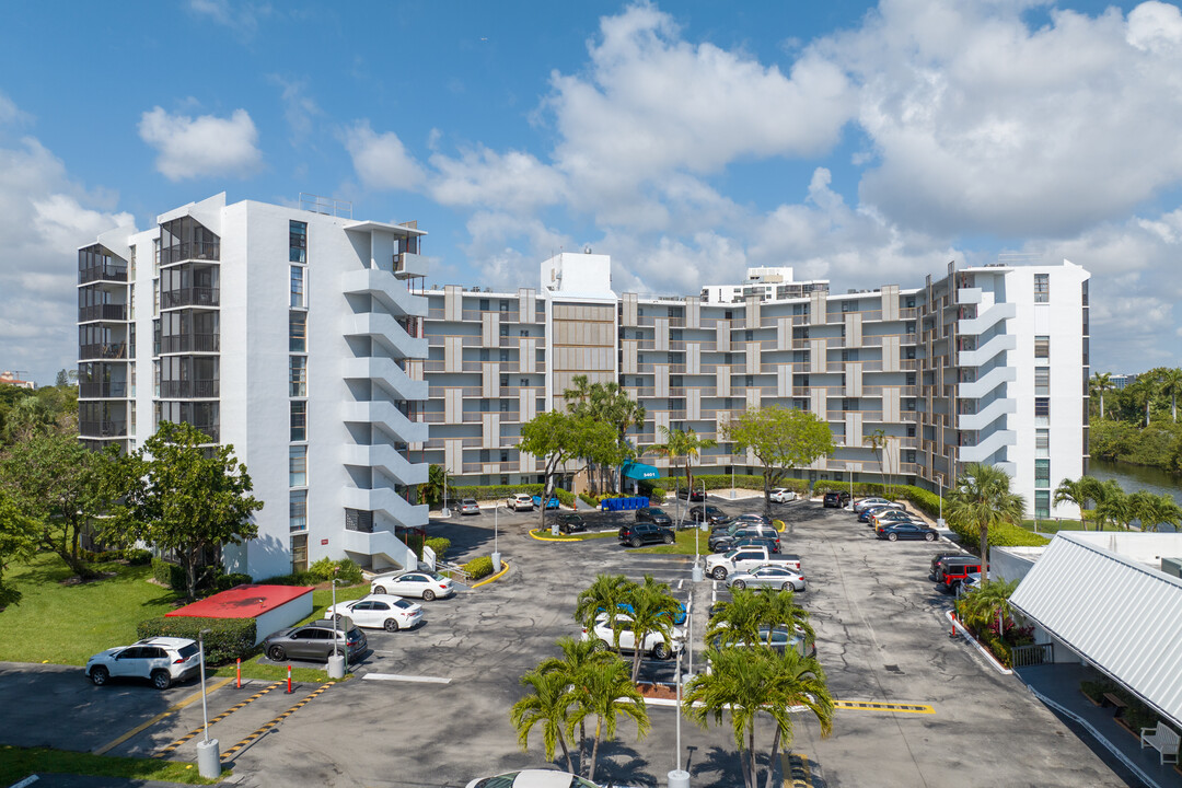 Ensenada Building I in Aventura, FL - Building Photo