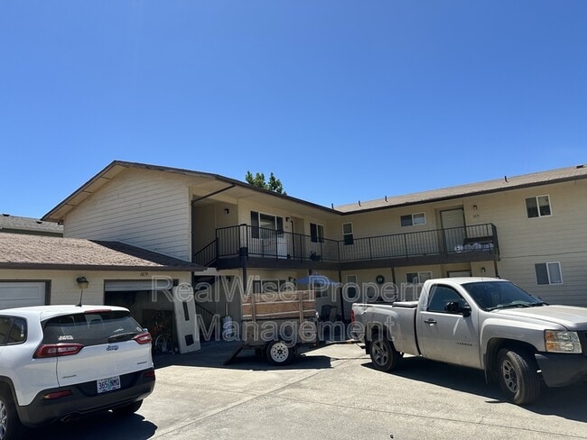 1879 Medart Ln in Grants Pass, OR - Foto de edificio - Building Photo