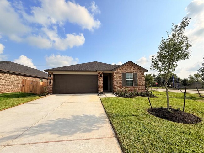 326 Amy St in Angleton, TX - Building Photo - Building Photo