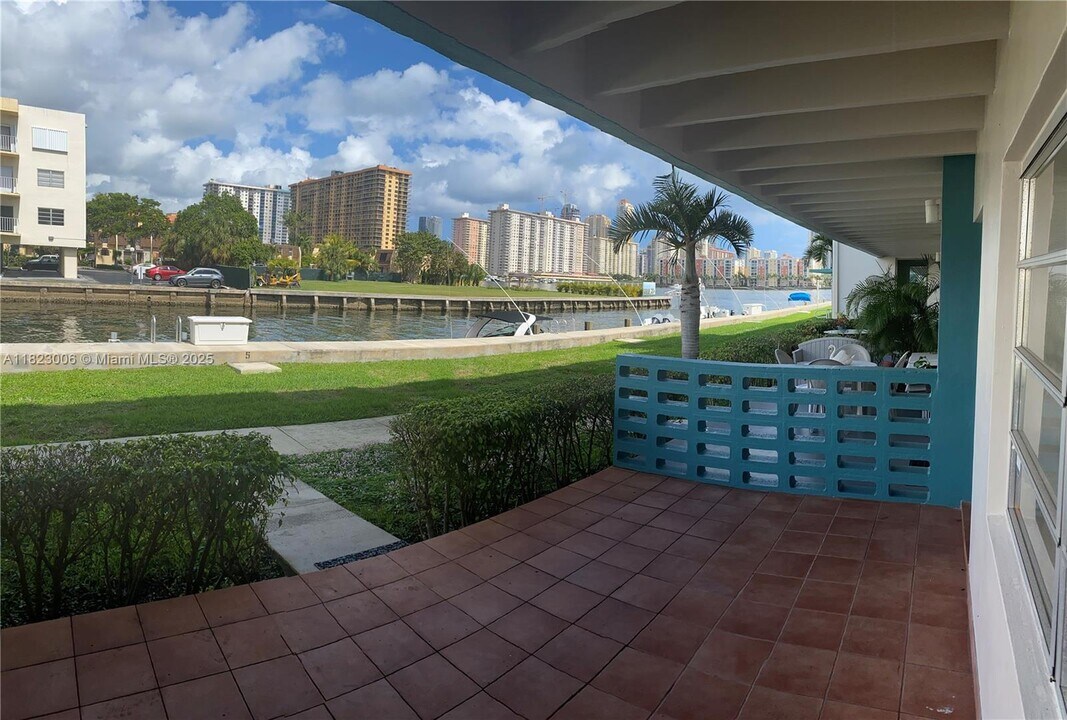 3923 NE 166th St in North Miami Beach, FL - Building Photo