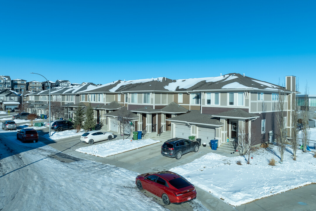 573 Hillcrest Rd SW in Airdrie, AB - Building Photo