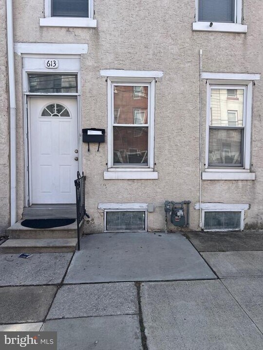 613 Green St in Norristown, PA - Building Photo