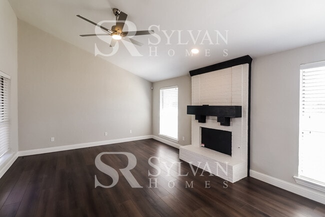 2211 Big Bend Dr in Carrollton, TX - Building Photo - Building Photo