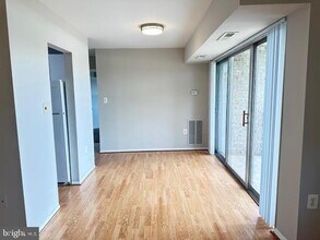 12703 Dara Dr, Unit 302 in Woodbridge, VA - Building Photo - Building Photo