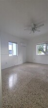 350 SW 15th Rd in Miami, FL - Foto de edificio - Building Photo