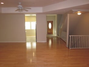 2283 Waltonia Dr in Montrose, CA - Foto de edificio - Building Photo