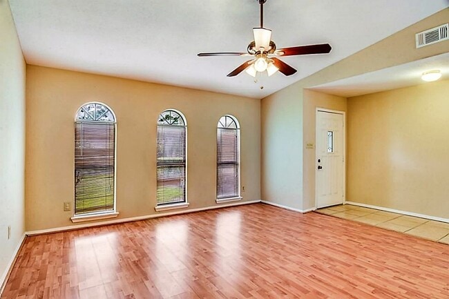 6907 Tara Dr in Richmond, TX - Building Photo - Building Photo