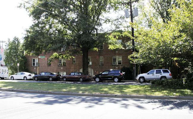 4884 Macarthur Blvd NW in Washington, DC - Foto de edificio - Building Photo