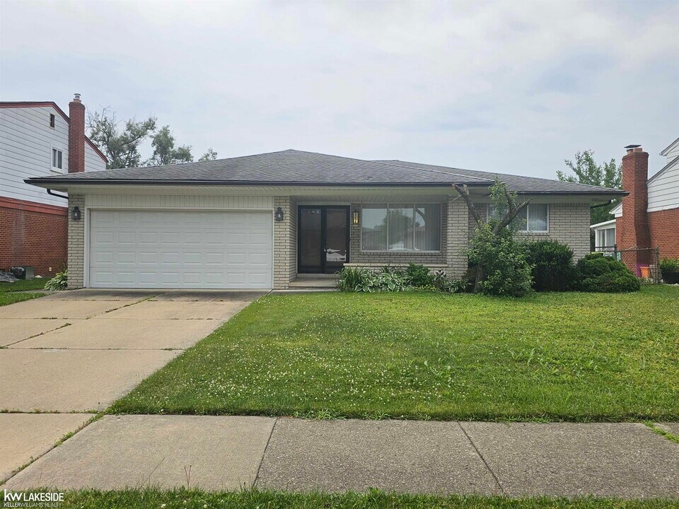 4216 Mahogany Dr in Sterling Heights, MI - Building Photo