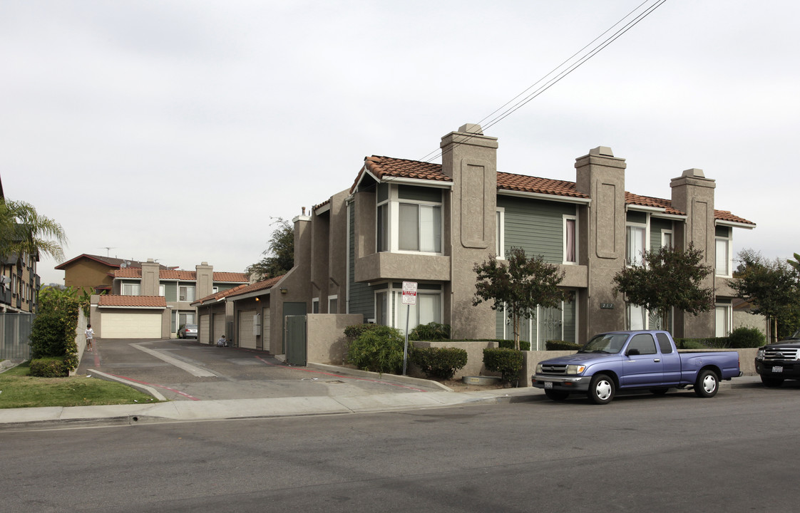 217 W Mountain View Ave in La Habra, CA - Foto de edificio