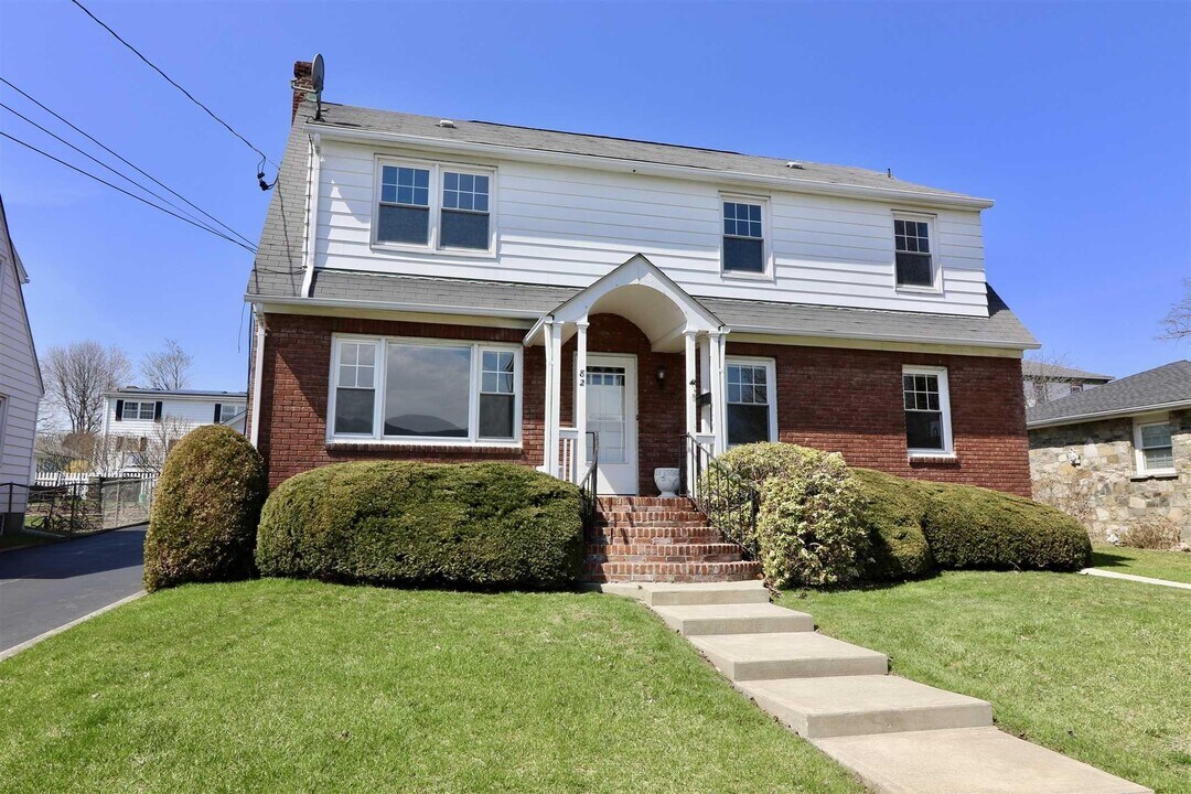 82 S Chestnut St in Beacon, NY - Building Photo