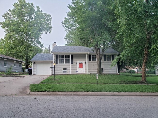 property at 2560 SW Belle Ave