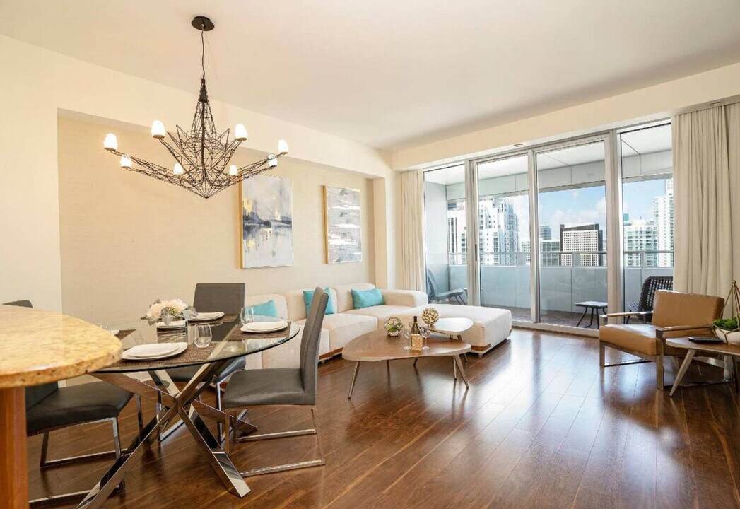 1395 Brickell Ave in Miami, FL - Foto de edificio