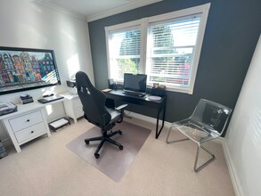 1219 Sunnyside Rd in Gibsons, BC - Building Photo - Building Photo