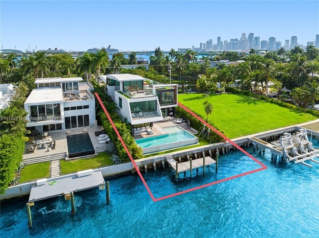 1369 N Venetian Way in Miami Beach, FL - Building Photo - Building Photo