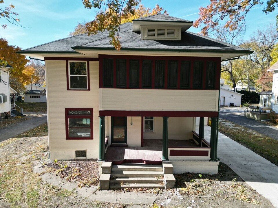 623 S 4th St in Watseka, IL - Building Photo