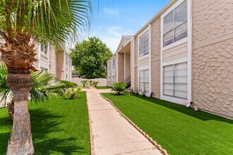 6819 Cook Rd in Houston, TX - Building Photo - Building Photo
