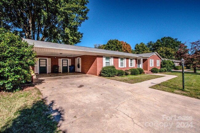 817 Woods Dr in Statesville, NC - Building Photo - Building Photo