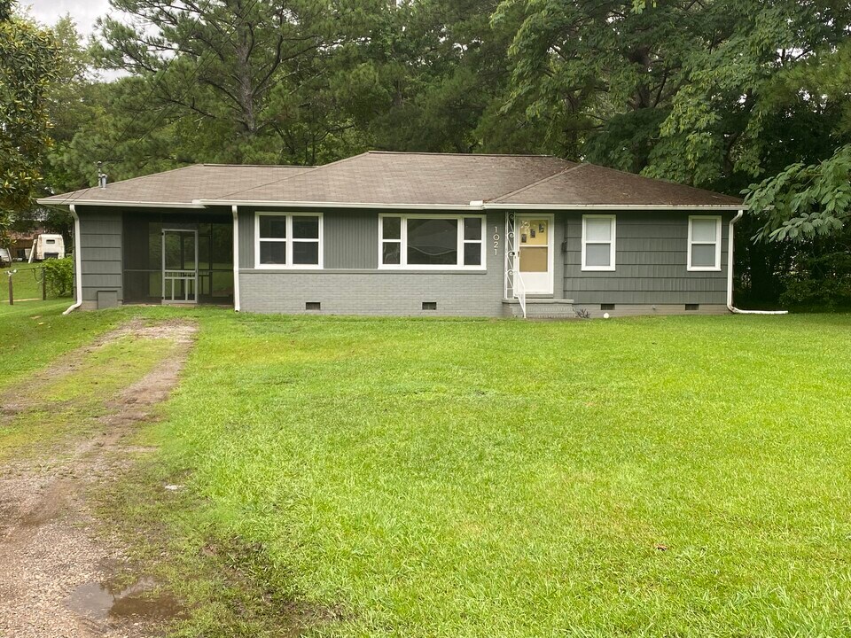 1021 Longbrook Dr in Jasper, AL - Building Photo