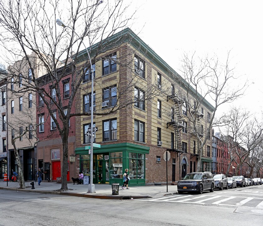 221 Court St in Brooklyn, NY - Building Photo