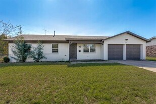 809 Michelle Dr in Everman, TX - Building Photo