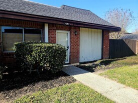 12040 Mighty Oak Dr in Houston, TX - Building Photo