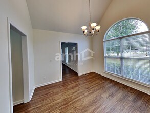 204 Creekwood Dr in White House, TN - Foto de edificio - Building Photo