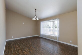1915 E Hacienda Ave in Las Vegas, NV - Foto de edificio - Building Photo
