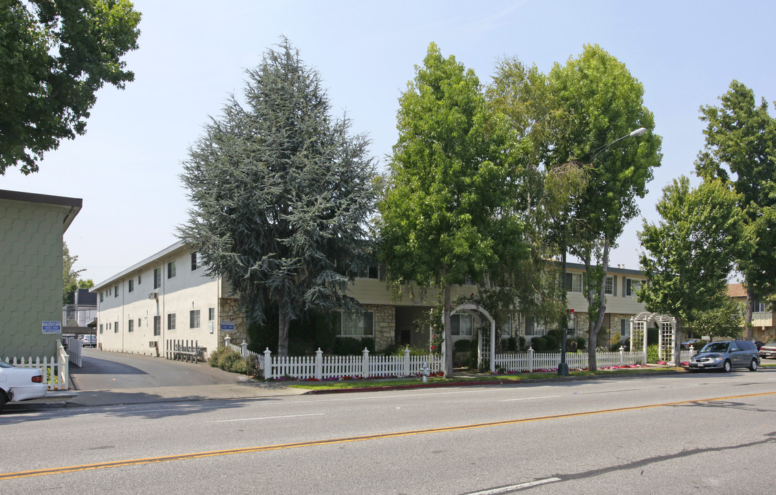 Larkspur Woods in Mountain View, CA - Building Photo