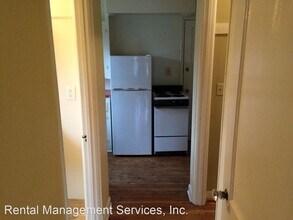 5244 NE Wistaria Dr in Portland, OR - Foto de edificio - Building Photo