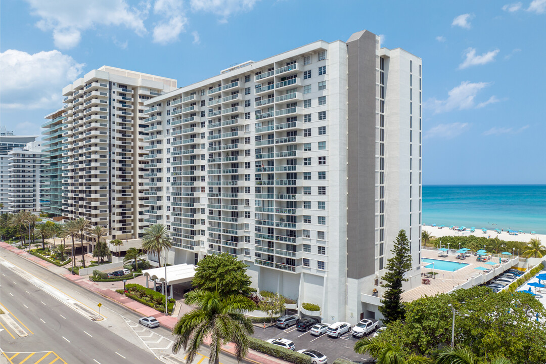 Arlen Beach in Miami, FL - Building Photo