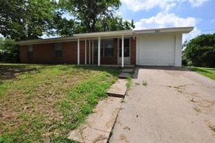 507 N Merrimac St in Weatherford, TX - Building Photo