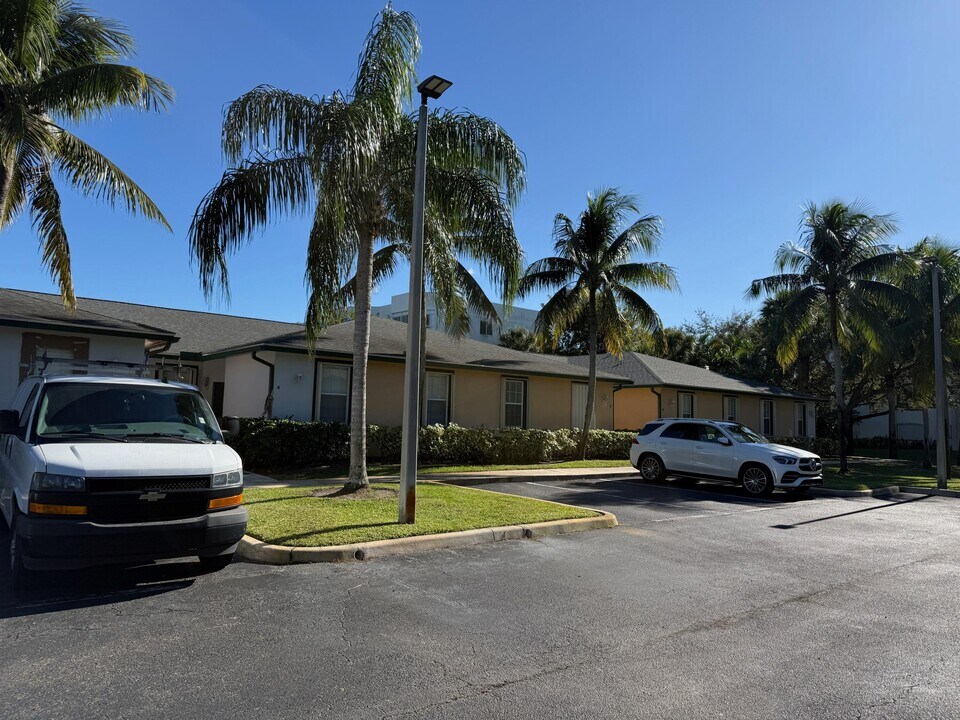 3162 Via Poinciana in Greenacres, FL - Building Photo