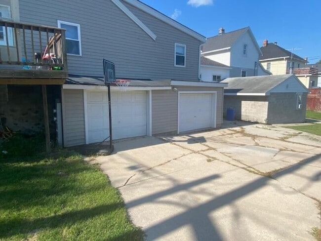 25 W Main St, Unit Upstairs in Plymouth, WI - Building Photo - Building Photo