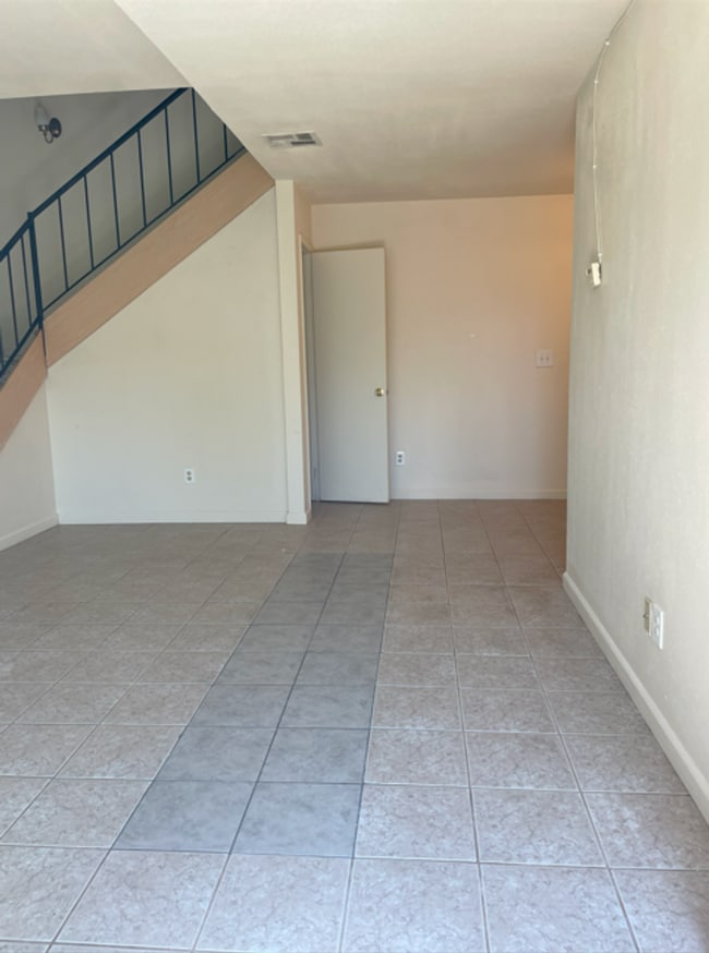 325 Standiford Ave in Modesto, CA - Building Photo - Building Photo