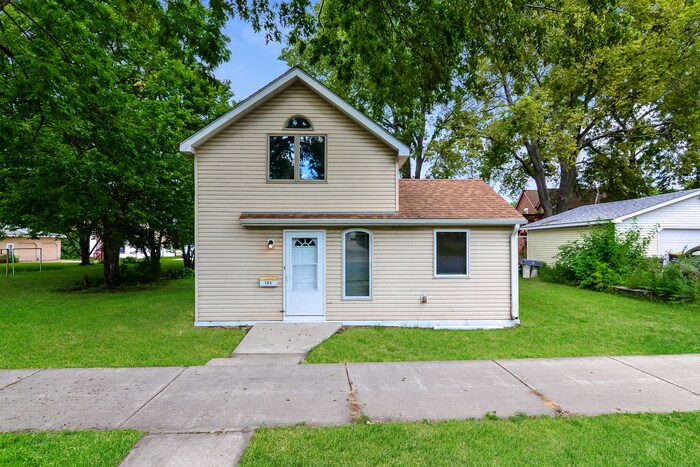 123 4th Ave E in Shakopee, MN - Foto de edificio