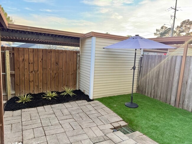 9949 Siegen Ln in Baton Rouge, LA - Foto de edificio - Building Photo