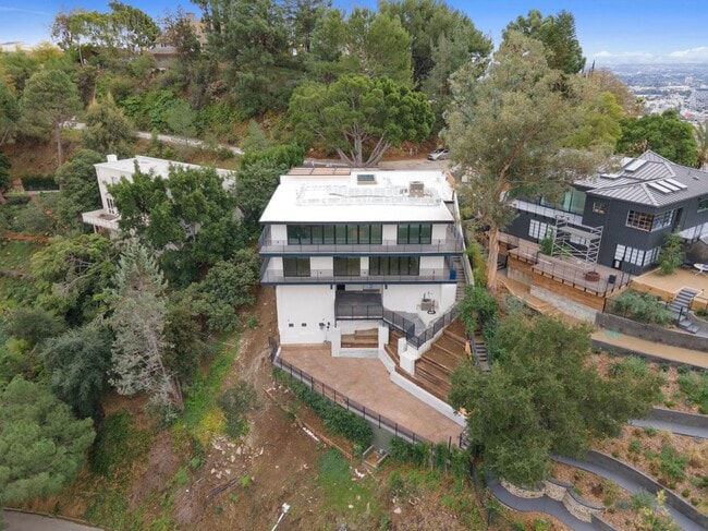 5710 Hill Oak Dr in Los Angeles, CA - Foto de edificio - Building Photo