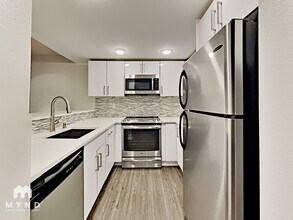 13717 Linden Ave N, Unit 221 in Seattle, WA - Building Photo - Building Photo